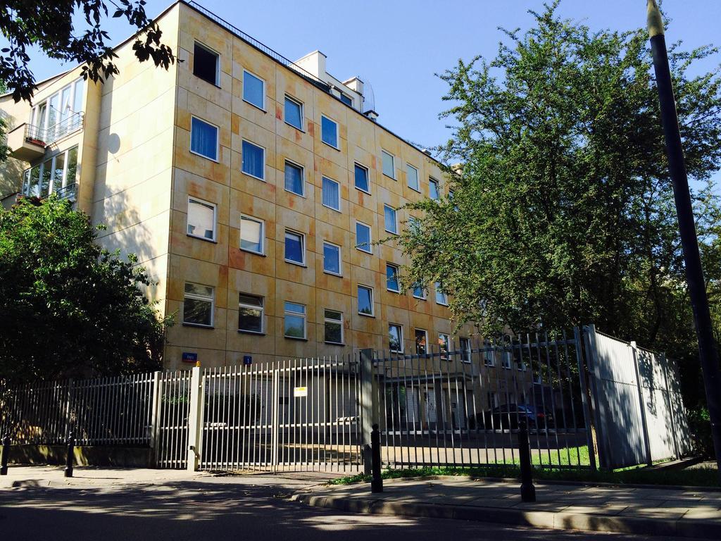 Lovely Garden Flat Near Royal Park Варшава Экстерьер фото